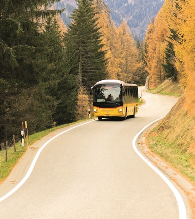 Ein Postauto fährt den Berg hinauf